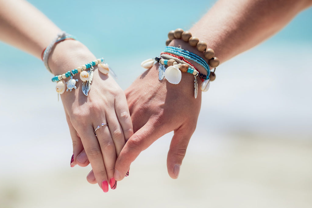 hübscher Modeschmuck mit edlen Steinen Bändern und Muscheln ist gerade in Arbeit.